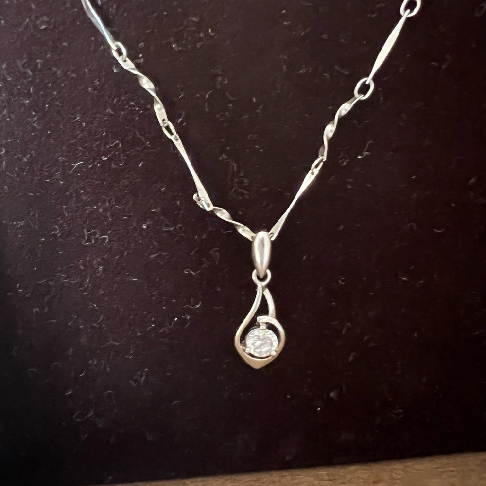 Elegant Silver Necklace with Pendant